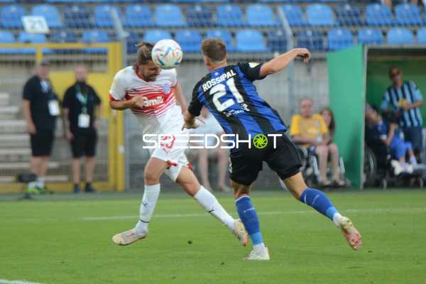Fußball I Herren I Saison 2022-2023 I DFB-Pokal I 1. Runde I SV Waldhof Mannheim - Holstein Kiel I 31.07.2022 Kopfball von Julian Korb (#23, Holstein Kiel) abwehr von Alexander Rossipal (#21, SV Waldhof Mannheim)
Ort: Mannheim, Germany
Datum: 31.07.2022