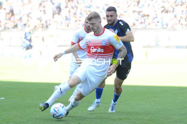 Fußball I Herren I Saison 2022-2023 I DFB-Pokal I 1. Runde I SV Waldhof Mannheim - Holstein Kiel I 31.07.2022 Alexander Mühling (#8, SV Waldhof Mannheim) gegen Berkan Taz (#33, SV Waldhof Mannheim)
Ort: Mannheim, Germany
Datum: 31.07.2022