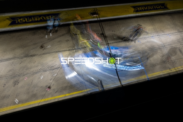 Rennfahrzeug in der Boxengasse