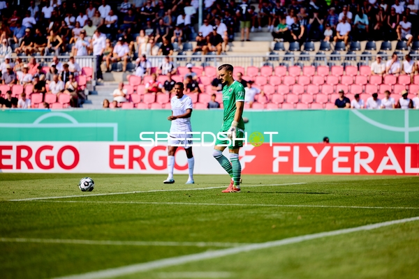 Torwart Arthur Lyska (1; SV Sandhausen) in Aktion