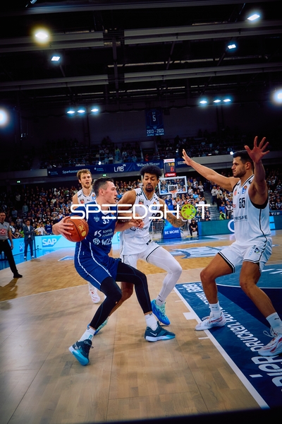 Spieler im Ballbesitz wird von der Verteidigung bedrängt