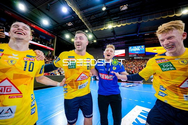 Feier nach Spielende Juri Knorr (10;Rhein Neckar Löwen), Jannik Kohlbacher (80;Rhein Neckar Löwen), Buric  Benjamin (0;SG Flensburg Handewitt)