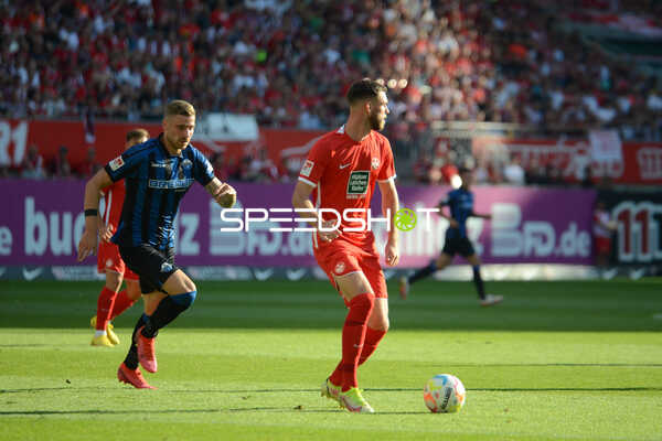 Fußball I Herren I Saison 2022-2023 I 2. Bundesliga I 4. Spieltag I 1. FC Kaiserslautern - SC Paderborn 07 I 12.08.2022 Boris Tomiak (#2, 1. FC Kaiserslautern) am Ball verfolgt von Marvin Peringer (#9, SC Paderborn 07)
Ort: Kaiserslautern, Germany
Datum: 12.08.2022 - Felix Platte
