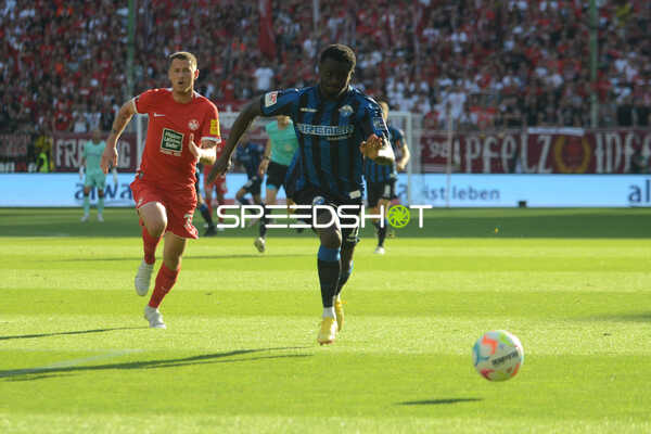 Fußball I Herren I Saison 2022-2023 I 2. Bundesliga I 4. Spieltag I 1. FC Kaiserslautern - SC Paderborn 07 I 12.08.2022 Sprint duell zwischen Sirlord Conteh (#11, SC Paderborn 07) und Erik Durm (#37, 1. FC Kaiserslautern)
Ort: Kaiserslautern, Germany
Datum: 12.08.2022