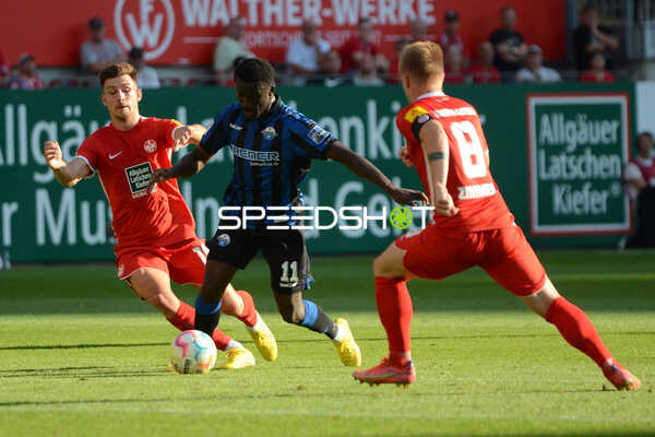 Fußball I Herren I Saison 2022-2023 I 2. Bundesliga I 4. Spieltag I 1. FC Kaiserslautern - SC Paderborn 07 I 12.08.2022 Sirlord Conteh (#11, SC Paderborn 07) am Ball gegen Daniel Hanslik (#19, 1. FC Kaiserslautern)
Ort: Kaiserslautern, Germany
Datum: 12.08.2022