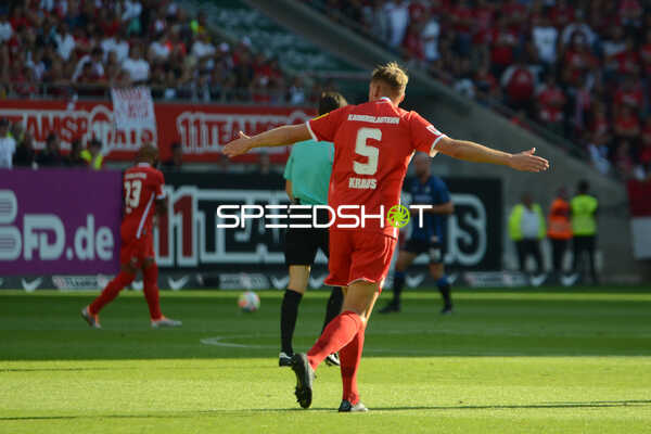 Fußball I Herren I Saison 2022-2023 I 2. Bundesliga I 4. Spieltag I 1. FC Kaiserslautern - SC Paderborn 07 I 12.08.2022 Kevin Kraus (#5, 1. FC Kaiserslautern) treibt seine Leute nach vorne
Ort: Kaiserslautern, Germany
Datum: 12.08.2022