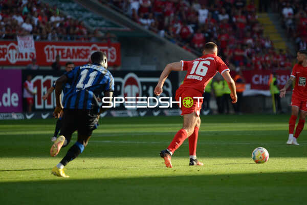Fußball I Herren I Saison 2022-2023 I 2. Bundesliga I 4. Spieltag I 1. FC Kaiserslautern - SC Paderborn 07 I 12.08.2022 Julian Niehues (#16, 1. FC Kaiserslautern) am Ball verfolgt von Sirlord Conteh (#11, SC Paderborn 07)
Ort: Kaiserslautern, Germany
Datum: 12.08.2022