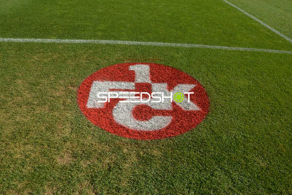 Fußball I Herren I Saison 2022-2023 I 2. Bundesliga I 4. Spieltag I 1. FC Kaiserslautern - SC Paderborn 07 I 12.08.2022 Logo auf dem Rasen vom 1. FC Kaiserslautern
Ort: Kaiserslautern, Germany
Datum: 12.08.2022
