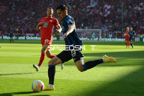 Fußball I Herren I Saison 2022-2023 I 2. Bundesliga I 4. Spieltag I 1. FC Kaiserslautern - SC Paderborn 07 I 12.08.2022 Flanke von Raphael Obermair (#23, SC Paderborn 07)
Ort: Kaiserslautern, Germany
Datum: 12.08.2022