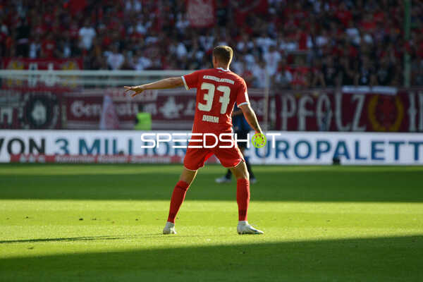 Fußball I Herren I Saison 2022-2023 I 2. Bundesliga I 4. Spieltag I 1. FC Kaiserslautern - SC Paderborn 07 I 12.08.2022 Erik Durm (#37, 1. FC Kaiserslautern) dirigiert
Ort: Kaiserslautern, Germany
Datum: 12.08.2022
