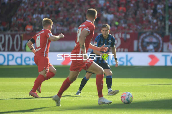 Fußball I Herren I Saison 2022-2023 I 2. Bundesliga I 4. Spieltag I 1. FC Kaiserslautern - SC Paderborn 07 I 12.08.2022 Pass von Florent Mulija (#30, SC Paderborn 07)
Ort: Kaiserslautern, Germany
Datum: 12.08.2022
