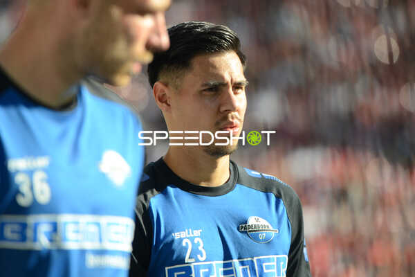 Fußball I Herren I Saison 2022-2023 I 2. Bundesliga I 4. Spieltag I 1. FC Kaiserslautern - SC Paderborn 07 I 12.08.2022 Raphael Obermair (#23, SC Paderborn 07) beim aufwärmen
Ort: Kaiserslautern, Germany
Datum: 12.08.2022