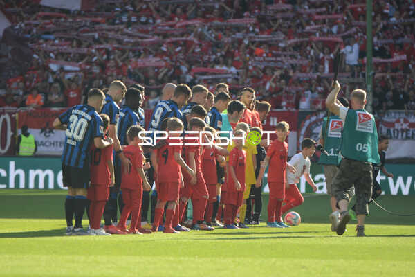 Fußball I Herren I Saison 2022-2023 I 2. Bundesliga I 4. Spieltag I 1. FC Kaiserslautern - SC Paderborn 07 I 12.08.2022 Beide Mannschaften beim Einlaufen in das Stadion
Ort: Kaiserslautern, Germany
Datum: 12.08.2022