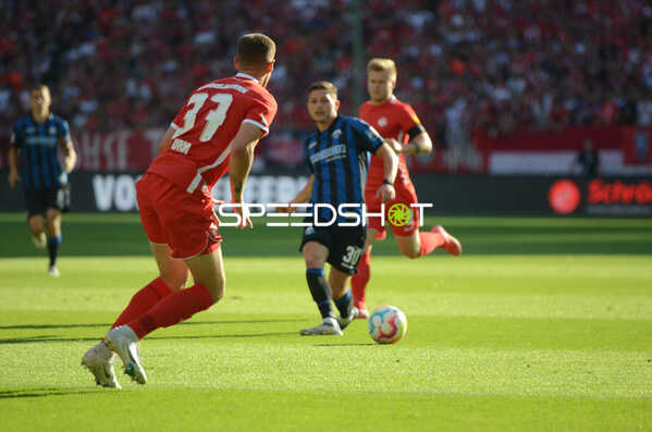 Fußball I Herren I Saison 2022-2023 I 2. Bundesliga I 4. Spieltag I 1. FC Kaiserslautern - SC Paderborn 07 I 12.08.2022 Erik Durm (#37, 1. FC Kaiserslautern) lüft in den Passweg von Florent Mulija (#30, SC Paderborn 07)
Ort: Kaiserslautern, Germany
Datum: 12.08.2022