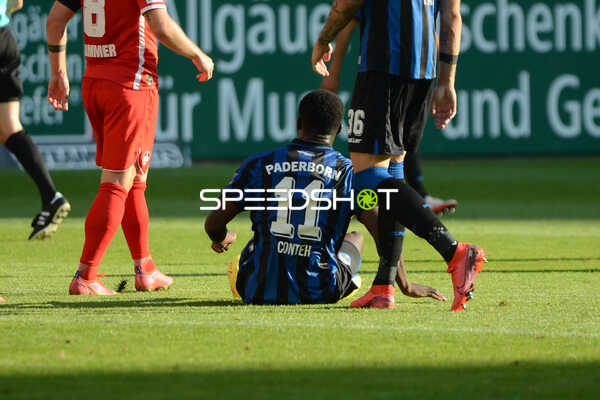 Fußball I Herren I Saison 2022-2023 I 2. Bundesliga I 4. Spieltag I 1. FC Kaiserslautern - SC Paderborn 07 I 12.08.2022 Sirlord Conteh (#11, SC Paderborn 07) nach Foul am Boden
Ort: Kaiserslautern, Germany
Datum: 12.08.2022