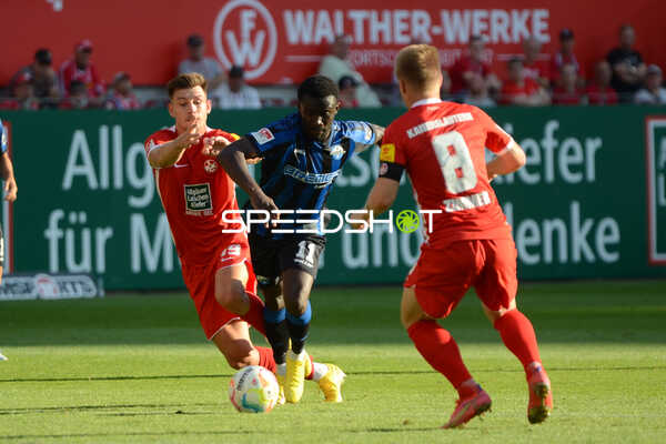 Fußball I Herren I Saison 2022-2023 I 2. Bundesliga I 4. Spieltag I 1. FC Kaiserslautern - SC Paderborn 07 I 12.08.2022 Sirlord Conteh (#11, SC Paderborn 07) am Ball gegen Daniel Hanslik (#19, 1. FC Kaiserslautern)
Ort: Kaiserslautern, Germany
Datum: 12.08.2022