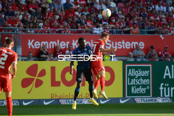 Fußball I Herren I Saison 2022-2023 I 2. Bundesliga I 4. Spieltag I 1. FC Kaiserslautern - SC Paderborn 07 I 12.08.2022 Kenny Prince Redondo (#11, 1. FC Kaiserslautern) im Luftduell mit Hendrick Zuck (#21, 1. FC Kaiserslautern)
Ort: Kaiserslautern, Germany
Datum: 12.08.2022