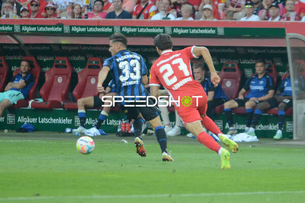 Fußball I Herren I Saison 2022-2023 I 2. Bundesliga I 4. Spieltag I 1. FC Kaiserslautern - SC Paderborn 07 I 12.08.2022 Lex Tyger Lobinger (#27, 1. FC Kaiserslautern) verfolgt Marcel Hoffmeier (#33, SC Paderborn 07)
Ort: Kaiserslautern, Germany
Datum: 12.08.2022