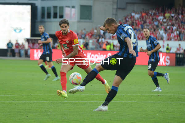 Fußball I Herren I Saison 2022-2023 I 2. Bundesliga I 4. Spieltag I 1. FC Kaiserslautern - SC Paderborn 07 I 12.08.2022 Pressschlag von Uwe Hünemeier (#2, SC Paderborn 07) gegen Lex Tyger Lobinger (#27, 1. FC Kaiserslautern)
Ort: Kaiserslautern, Germany
Datum: 12.08.2022