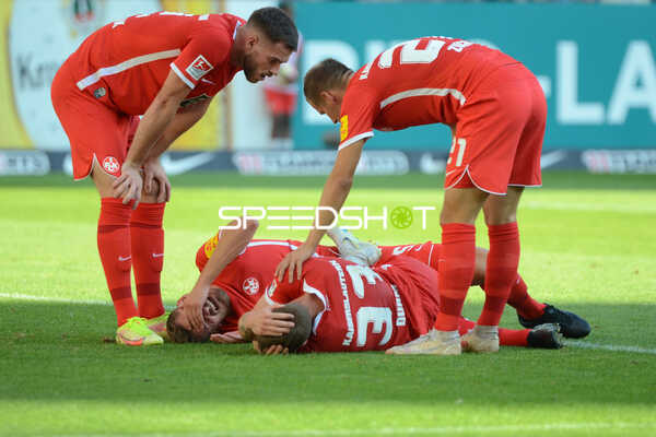 Fußball I Herren I Saison 2022-2023 I 2. Bundesliga I 4. Spieltag I 1. FC Kaiserslautern - SC Paderborn 07 I 12.08.2022 Kevin Kraus (#5, 1. FC Kaiserslautern) und Erik Durm (#37, 1. FC Kaiserslautern) verletzt am Boden, Mike Wunderlich (#28, 1. FC Kaiserslautern) und Hendrick Zuck (#21, 1. FC Kaiserslautern) kümmern sich um die beiden
Ort: Kaiserslautern, Germany
Datum: 12.08.2022