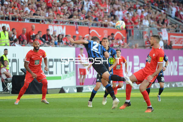 Fußball I Herren I Saison 2022-2023 I 2. Bundesliga I 4. Spieltag I 1. FC Kaiserslautern - SC Paderborn 07 I 12.08.2022 Uwe Hünemeier (#2, SC Paderborn 07) richtung Ball umringt von Terrence Boyd (#13, 1. FC Kaiserslautern) und Daniel Hanslik (#19, 1. FC Kaiserslautern)
Ort: Kaiserslautern, Germany
Datum: 12.08.2022