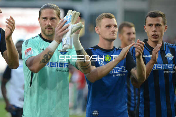 Fußball I Herren I Saison 2022-2023 I 2. Bundesliga I 4. Spieltag I 1. FC Kaiserslautern - SC Paderborn 07 I 12.08.2022 Jannik Huth (#21, SC Paderborn 07) und Jonas Benedikt Carls (#28, SC Paderborn 07) applaudieren den Fans
Ort: Kaiserslautern, Germany
Datum: 12.08.2022