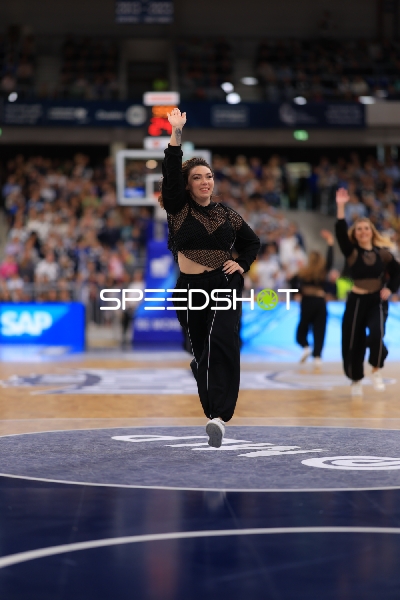 Tänzerinnen auf dem Spielfeld