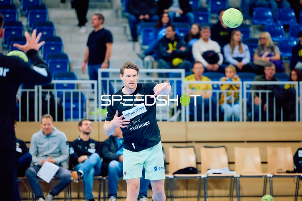 Ein Spieler von Rhein Neckar Löwen wirft den Ball während eines Handballspiels.