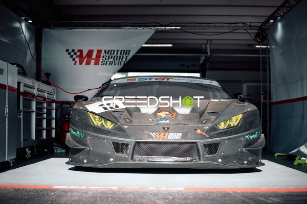 Rennwagen in der Motorsport-Garage