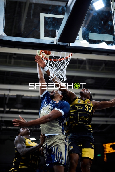 Spielszene mit Keeshawn Kellman (32; MHP Riesen Ludwigsburg) und Spieler von MLP Academics Heidelberg