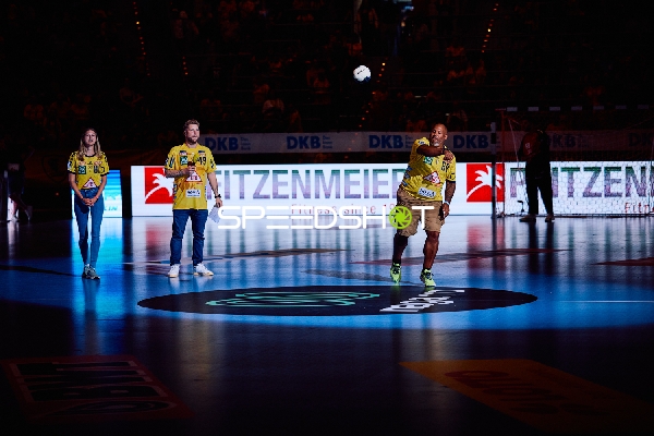 Ein Spieler der Rhein Neckar Löwen wirft den Ball.