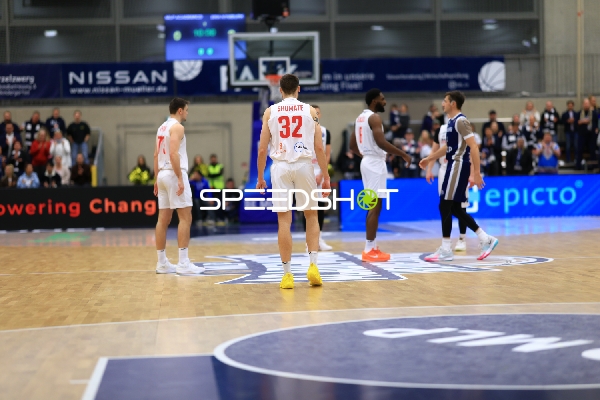 Szene mit J.T. Shumate (32; Basketball Nymburg) und Samuell Williamson (10; MLP Academics Heidelberg)