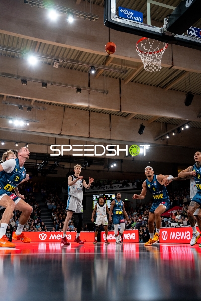 Spielaktion mit Michale Kyser (12; EWE Baskets Oldenburg) und Zsombor Maronka (5; Veolia Towers Hamburg)