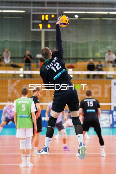 Noel Simon Jakob Krassnig (12; TSV Haching München) schmettert am Netz