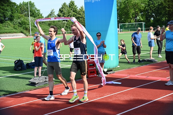 Gemeinsamer Zieleinlauf beim TVE Sommerlauf