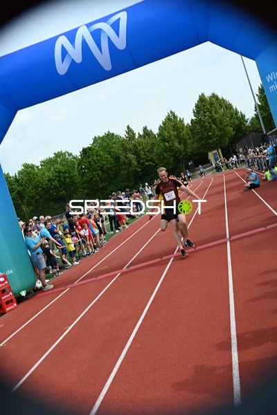 Läufer überquert Ziellinie