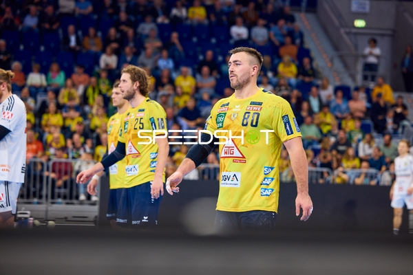 Spieler von Rhein Neckar Löwen bereiten sich auf das Handballspiel vor.