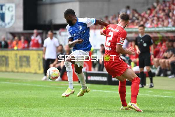 Fußball I Herren I Saison 2022-2023 I 2. Bundesliga I 6. Spieltag I 1. FC Kaiserslautern - 1. FC Magdeburg I 28.08.2022 Silas Gnaka (#25, 1. FC Magdeburg) am Ball gegen Boris Tomiak (#2, 1. FC Kaiserslautern)
Ort: Kaiserslautern, Germany
Datum: 28.08.2022