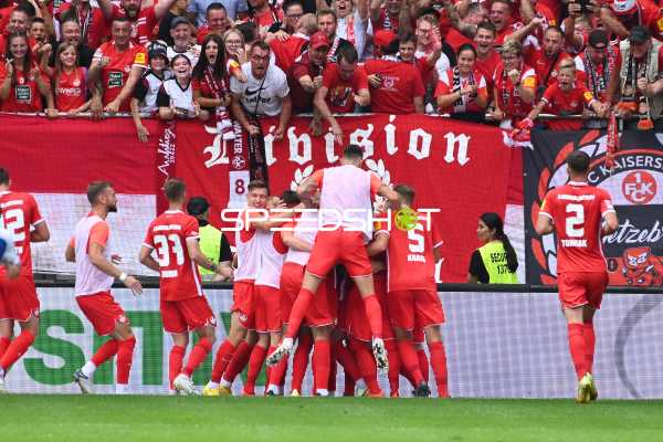 Fußball I Herren I Saison 2022-2023 I 2. Bundesliga I 6. Spieltag I 1. FC Kaiserslautern - 1. FC Magdeburg I 28.08.2022 Elfmeter, Tor und Jubel von Mike Wunderlich (#28, 1. FC Kaiserslautern)
Ort: Kaiserslautern, Germany
Datum: 28.08.2022