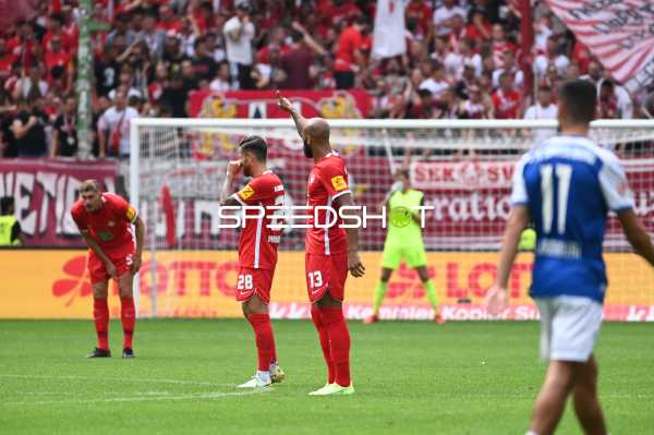 Fußball I Herren I Saison 2022-2023 I 2. Bundesliga I 6. Spieltag I 1. FC Kaiserslautern - 1. FC Magdeburg I 28.08.2022 Daumen hoch für den Torschützen Boris Tomiak (#2, 1. FC Kaiserslautern)
Ort: Kaiserslautern, Germany
Datum: 28.08.2022