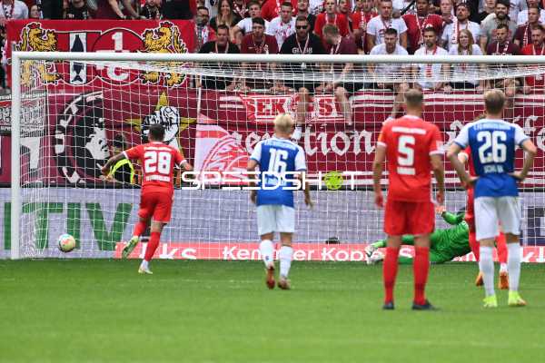 Fußball I Herren I Saison 2022-2023 I 2. Bundesliga I 6. Spieltag I 1. FC Kaiserslautern - 1. FC Magdeburg I 28.08.2022 Elfmeter, Tor und Jubel von Mike Wunderlich (#28, 1. FC Kaiserslautern)
Ort: Kaiserslautern, Germany
Datum: 28.08.2022