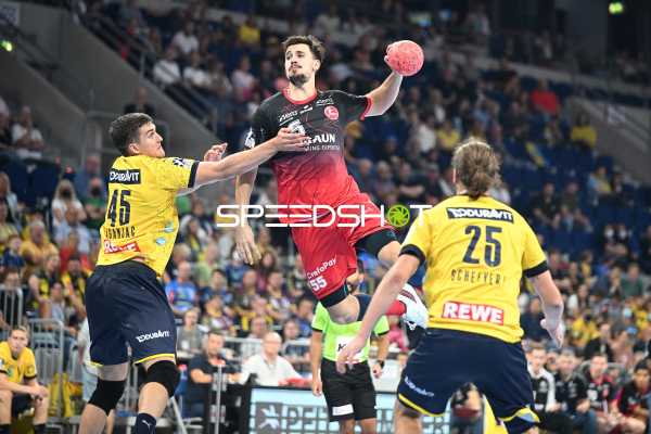 Handball I Herren I Saison 2022-2023 I Liqui Moly Handballbundesliga I 1. Spieltag I Rhein-Neckar Löwen - MT Melsungen I 03.09.2022 Wurf von Ivan Martinovic (#55, MT Melsungen) gegen Halil Jaganjac (#45, Rhein-Neckar Löwen) und Olle Forsell Schefvert (#25, Rhein-Neckar Löwen)
Ort: Mannheim, Germany
Datum: 03.09.2022 - Ivan Martinović
