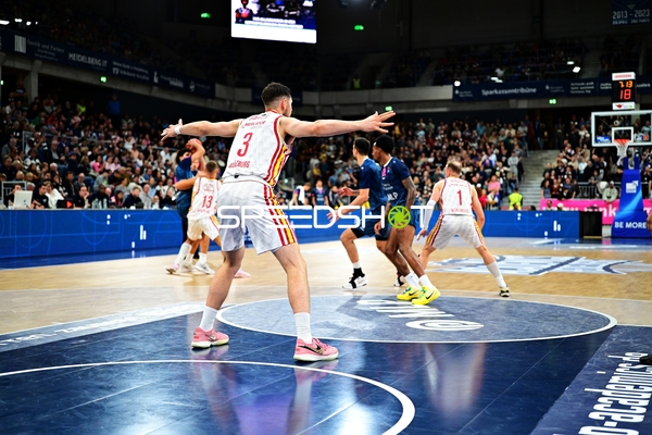 Spielszene mit Leo Saffer (3; Würzburg Baskets) und Kevin McClain (3; MLP Academics Heidelberg)