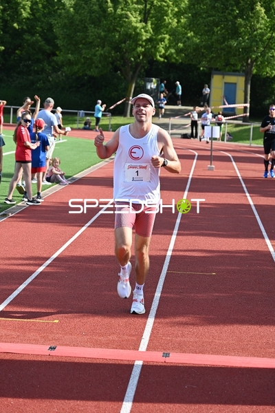 Läufer erreicht Ziellinie