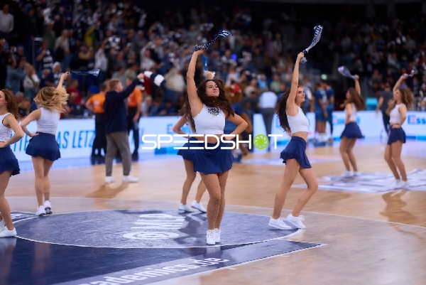 Cheerleader-Performance in der Spielpause