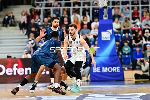 Ferdinand Zylka (6; Basketball Löwen Braunschweig) und Mateo Seric (21; MLP Academics Heidelberg) in Aktion