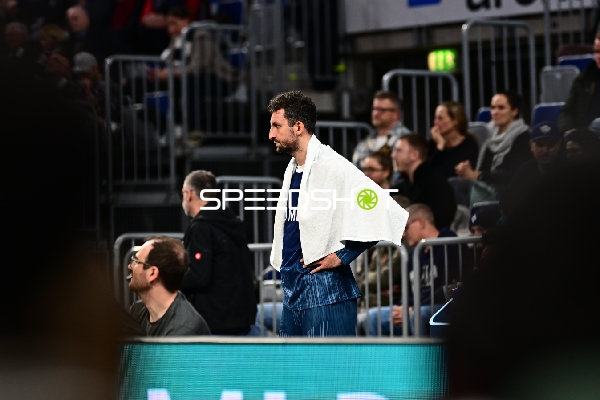 Paul Zipser (9; MLP Academics Heidelberg) am Spielfeldrand