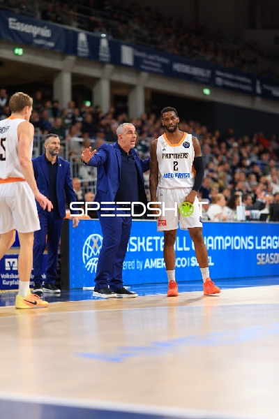 Georgios Limniatis (999, Promitheas Patras Vikos Cola) spricht mit Leyton Hammonds (2; Promitheas Patras Vikos Cola)