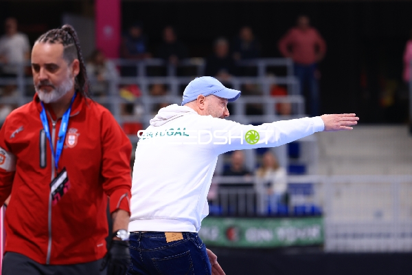 Trainer von Portugal gibt Anweisungen