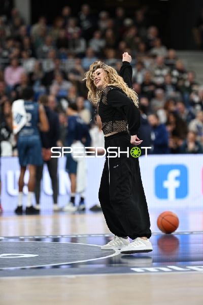 Basketball-Szene mit Tänzerin